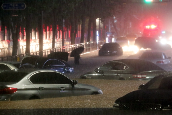 ▲서울과 경기북부 등 수도권에 폭우가 내린 8일 오후 서울 강남구 일대 도로가 침수돼 차량이 잠겨 있다. (뉴시스)
