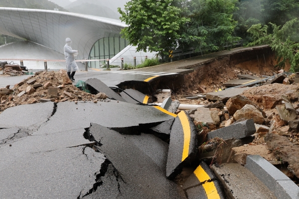 ▲(연합뉴스) 9일 서울대학교 관악캠퍼스 내 도로가 심하게 파손돼 있다.
