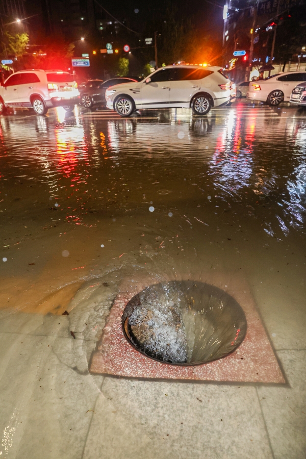 ▲(연합뉴스) 9일 새벽 폭우로 다수의 차량이 침수된 서울 강남구 대치사거리의 배수구가 뚜껑이 없어진 채 소용돌이치고 있다.
