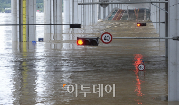 ▲9일 오전 서울 한강 잠수교가 밤 사이 내린 폭우로 물에 잠겨 있다. 조현호 기자 hyunho@ (이투데이DB)