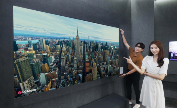 ▲LG디스플레이가 선보인 현존 최대 크기의 OLED TV 패널인 ‘97인치 OLED.EX’ (제공=LG디스플레이)