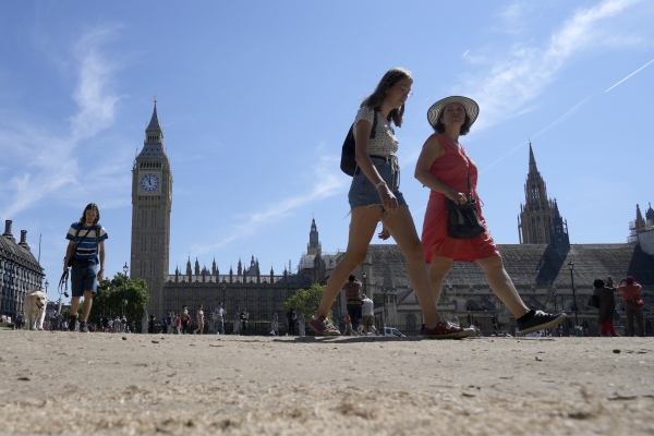 ▲영국 런던에서 9일(현지시간) 관광객들이 의회 주변을 구경하고 있다. 런던/AP뉴시스
