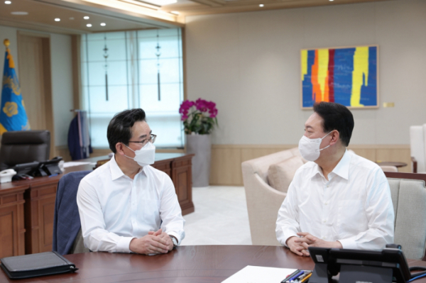 ▲윤석열 대통령이 10일 서울 용산 대통령실 청사에서 정황근 농림축산식품부 장관으로부터 업무보고를 받고 있다.  (사진=대통령실 제공)