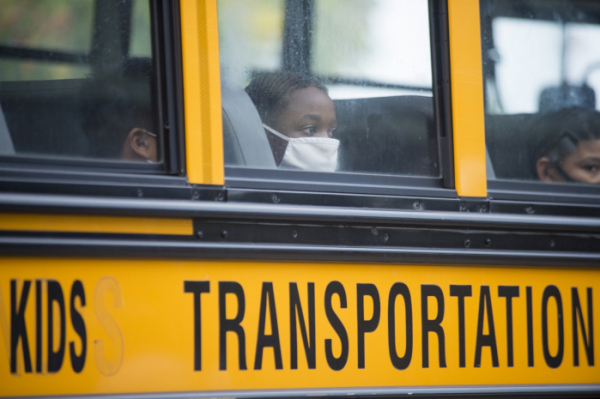 ▲미국 루이지애나주 뉴올리언스의 한 학교의 학생이 마스크를 착용한 채 통학버스 창문 너머 바깥을 바라보고 있다. 뉴올리언스/AP뉴시스 
