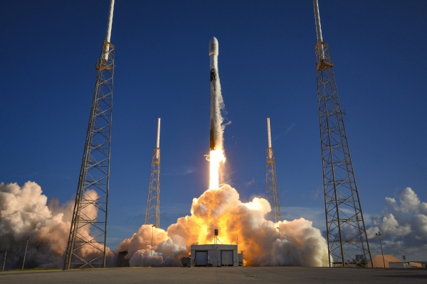 ▲우리나라 첫 달궤도선 다누리가 5일(한국시간) 미국 플로리다주 케이프커내버럴 우주군 기지에서 미국의 민간 우주개발업체 스페이스X의 ‘팰컨 9’ 발사체에 실려 발사되고 있다. (출처=SpaceX 제공)
