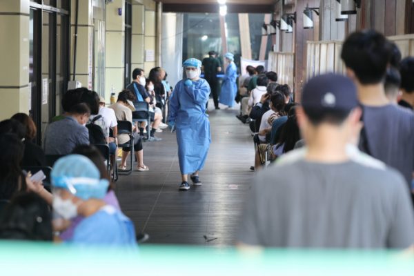 ▲12일 오전 서울 송파구보건소 선별진료소에서 시민들이 검사 순서를 기다리고 있다.  (연합뉴스)