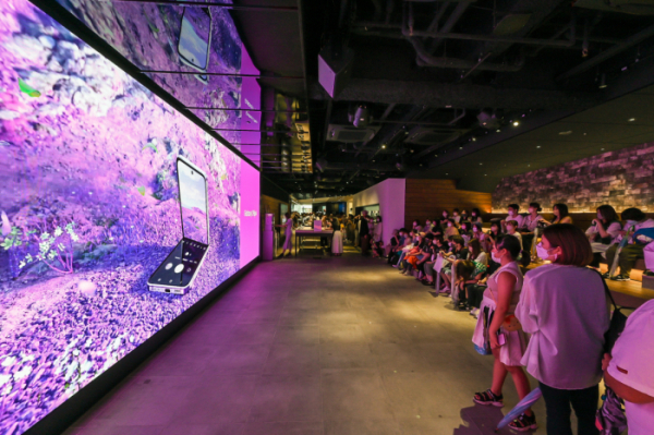 ▲일본 도쿄의 갤럭시 하라주쿠(쇼케이스)에서 소비자들이 '갤럭시 Z 플립4 X BTS' 디지털 영상을 관람하는 모습 (사진제공=삼성전자)