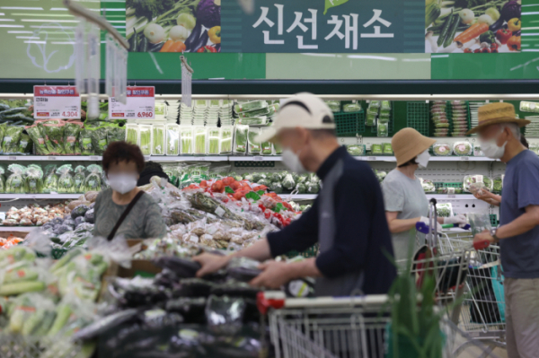 ▲집중호우의 여파로 농산물 가격이 상승한 12일 서울의 한 대형마트에서 시민들이 장을 보고 있다. (연합뉴스)