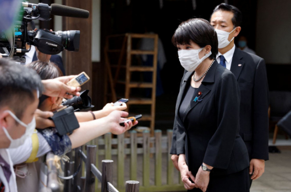 ▲다카이치 사나에(오른쪽) 일본 경제안전보장 담당상이 15일 야스쿠니 신사를 방문한 자리에서 기자회견을 하고 있다. 도쿄/로이터연합뉴스  