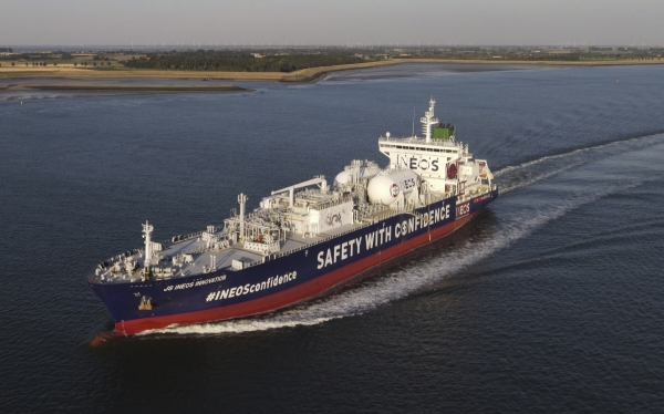 ▲벨기에의 LNG 선박이 11일(현지시간) 앤트워프항을 떠나 네덜란드 로테르담항으로 향하고 있다. 앤트워프/EPA연합뉴스
