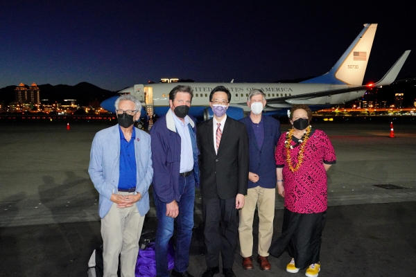 ▲14일 대만 타이베이 쑹산공항에 도착한 미국 의원들이 쉬유뎬(가운데) 대만 외교부 북미국장의 영접을 받고 있다. 타이베이/로이터연합뉴스 
