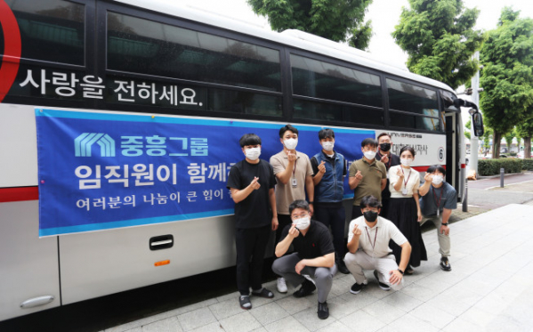 ▲중흥그룹 임직원들이 헌혈 캠페인 직후 기념촬영을 하고 있다.  (자료제공=중흥그룹)