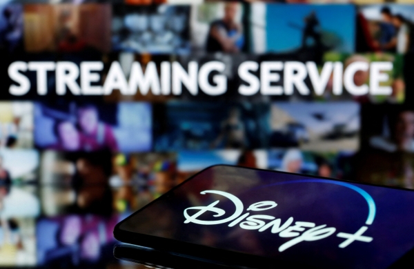 ▲스마트폰에 디즈니의 동영상 스트리밍 서비스 ‘디즈니+’의 로고가 보인다. 로이터연합뉴스
