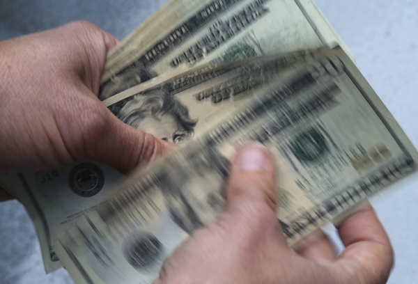 ▲미국 노스 앤도버 은행에서 직원이 달러 지폐를 세고 있다. 노스 앤도버/AP뉴시스
