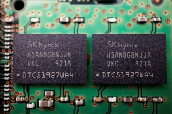 ▲컴퓨터 회로판 위에 SK하이닉스 메모리반도체가 보인다. 로이터연합뉴스
