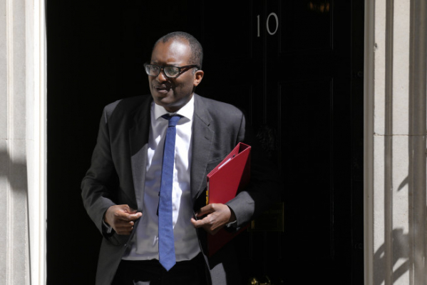 ▲6월 7일 콰시 콰르텡 영국 경제‧에너지·산업부 장관이 영국 런던에서 각료 회의에 참여한 뒤 문을 나서고 있다. 