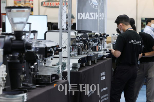 ▲지난 8월18일 서울 강남구 SETEC(세텍)에서 열린 ‘2022 카페&베이커리페어’에서 참관객들이 커피 머신 등 제품들을 둘러보고 있다. (조현욱 기자 gusdnr8863@)