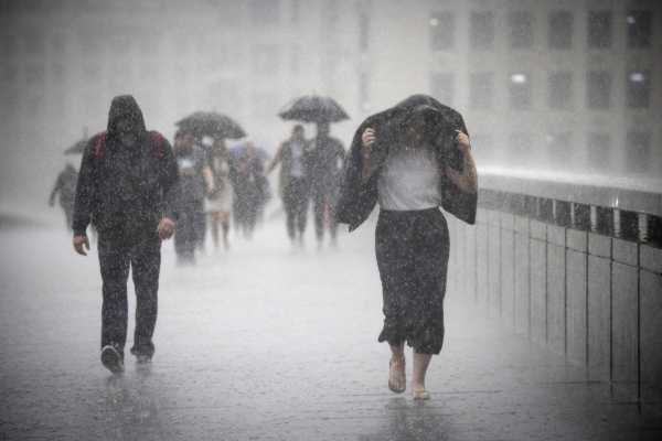 ▲영국 런던에서 17일(현지시간) 시민들이 비를 맞으며 걷고 있다. 런던/EPA연합뉴스
