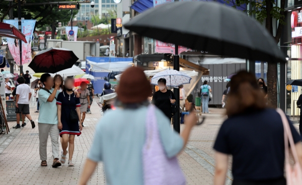 ▲(연합뉴스) 19일 오후 서울 중구 명동거리에서 우산을 쓴 시민들이 걷고 있다.

