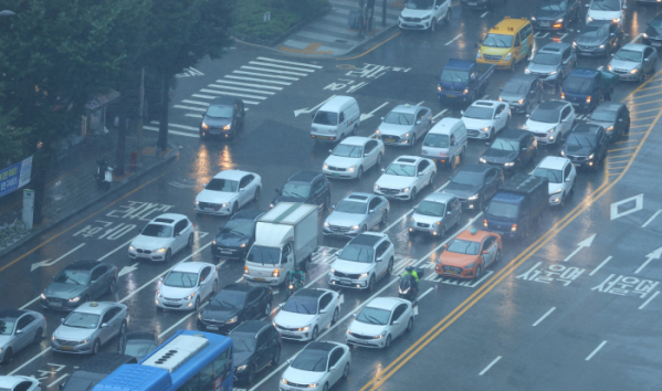 ▲서울 지역에 비가 내린 19일 오후 4시30분 경 비구름에 마포구 도로에 어둠이 드리워져 있다.  (연합뉴스)