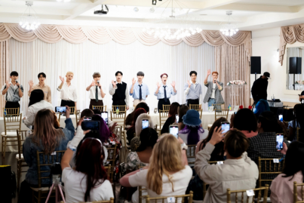 ▲TO1(티오원) 미국 팬사인회(사진 = 웨이크원 제공)