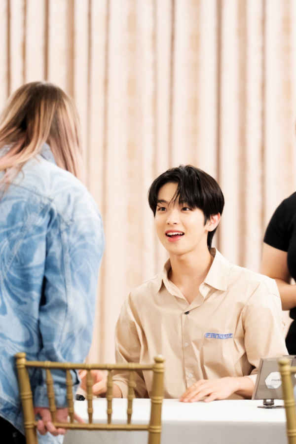 ▲TO1(티오원) 미국 팬사인회(사진 = 웨이크원 제공)