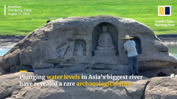 ▲중국에서 기록적인 가뭄이 계속되고 있는 가운데 수위가 낮아진 양쯔강에서 발견된 불상의 모습. (출처=사우스차이나모닝포스트(SCMP) 유튜브 캡처)