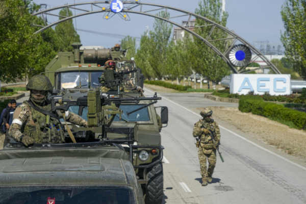 ▲지난 5월 1일(현지시간) 우크라이나 자포리자 원자력 발전소로 향하는 길목에서 러시아 군 호송대가 보인다. AP뉴시스