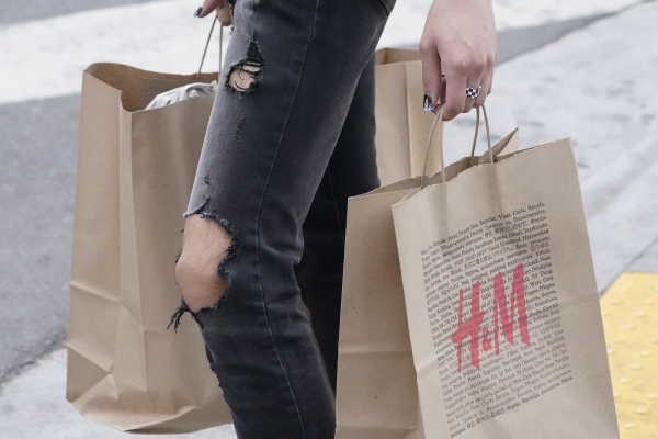 ▲미국 로스앤젤레스(LA)에서 H&M 고객이 쇼핑백을 들고 거리를 걷고 있다. LA/AP뉴시스
