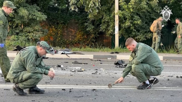 ▲러시아 수도 모스크바 외곽에서 20일(현지시간) 저녁 다리아 두기나가 운전하던 차량 폭발로 사망한 가운데, 수사 당국이 사건 현장 잔해를 살펴보고 있다. 모스크바/타스연합뉴스