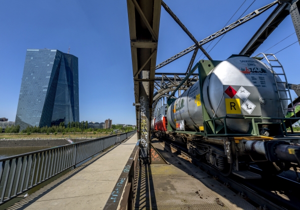 ▲독일 프랑크푸르트에서 6월 15일 열차가 유럽중앙은행(ECB) 본부를 지나고 있다. 프랑크푸르트/AP뉴시스
