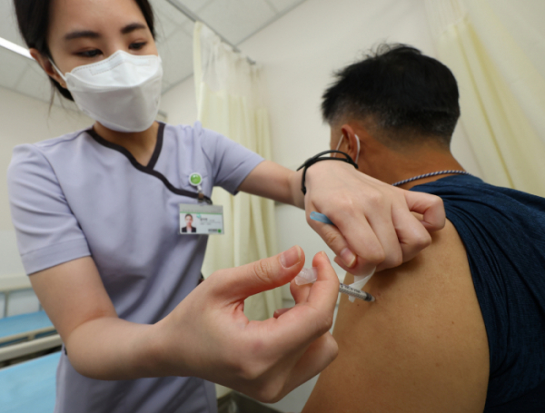 ▲서울 강서구 부민병원을 찾은 시민이 백신 접종을 받고 있다.  (사지제공=연합뉴스)
