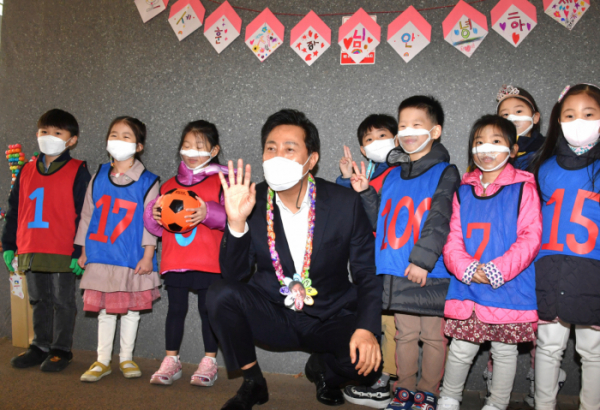 ▲오세훈 서울시장이 서울형 모아어린이집에 방문해 아이들과 사진을 찍고 있다. (자료제공=서울시)
