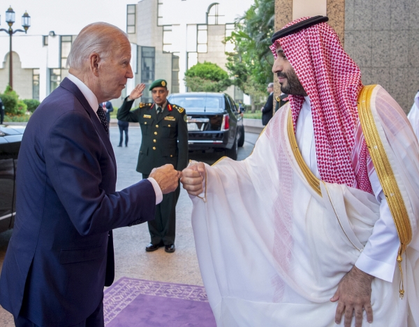 ▲조 바이든(왼쪽) 미국 대통령과 무함마드 빈 살만 사우디아라비아 왕세자가 지난달 15일 사우디 제다에서 만나 주먹인사를 하고 있다. 제다/AP뉴시스

