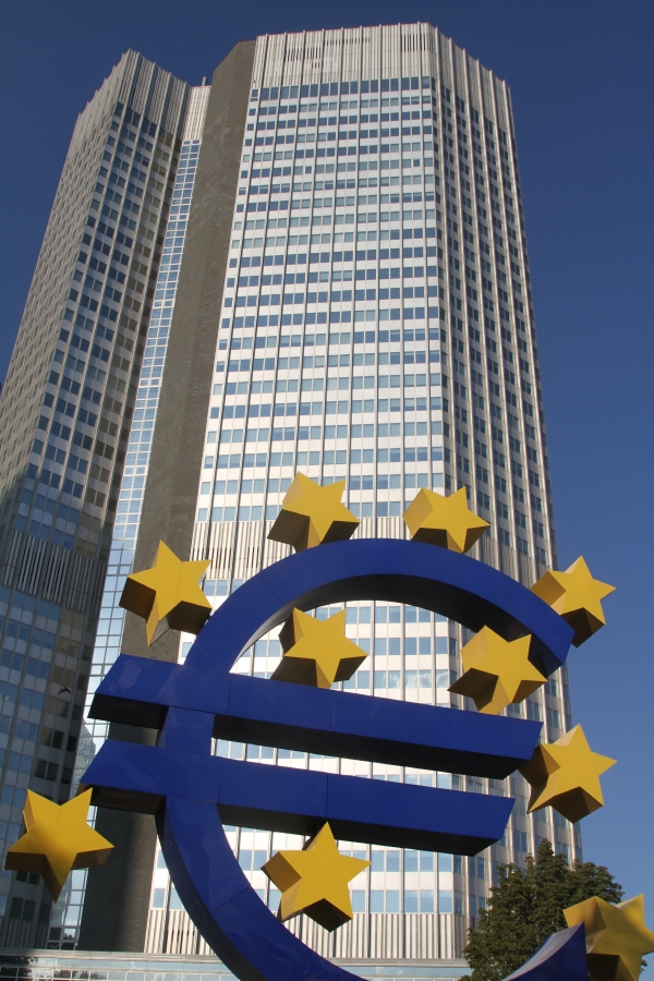 ▲독일 프랑크푸르트에 있는 유럽중앙은행(ECB) 본부에 유로화 조형물이 세워져 있다. 프랑크푸르트/신화연합뉴스 

