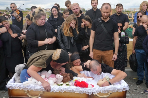 ▲우크라이나 빈니차에서 7월 17일 러시아군의 공격으로 사망한 4세 소녀의 장례식이 치러지는 가운데 가족과 친지들이 통곡하고 있다. 빈니차/AP연합뉴스
