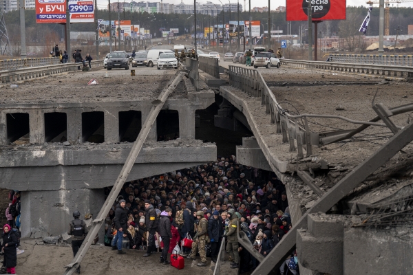 ▲우크라이나 키이우 외곽의 한 다리 밑에서 3월 5일 피란민들이 강을 건너려 하고 있다. 키이우/AP연합뉴스 
