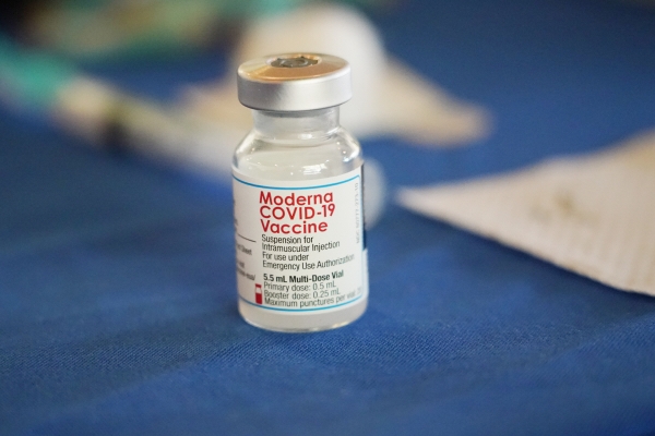 ▲모더나 신종 코로나바이러스 감염증(코로나19) 백신 한 병이 접종소 테이블에 놓여 있다. 미주리/AP뉴시스
