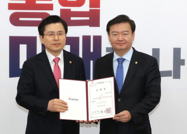 ▲황교안(왼쪽) 전 국무총리와 민경욱 전 의원(연합뉴스)
