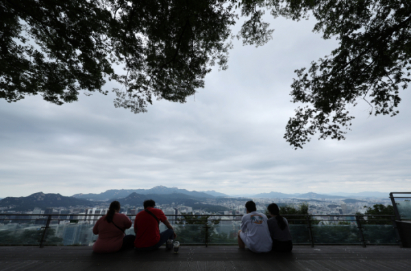 ▲24일 오후 서울 남산에서 바라본 하늘이 구름으로 뒤덮여 있어 선선한 날씨를 보이고 있다. (연합뉴스)