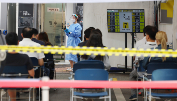 ▲25일 오전 서울 강남구보건소에 마련된 코로나19 임시선별진료소를 찾은 시민들이 검사를 기다리고 있다. (연합뉴스)