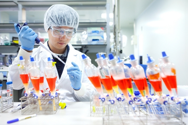 ▲SK바이오사이언스 연구원이 백신 생산을 위한 연구를 진행하고 있다. 
 (사진제공=SK바이오사이언스)