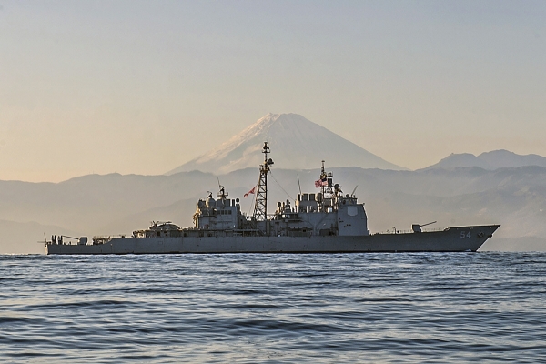 ▲미 해군 순양함 USS앤티넘이 2014년 11월 22일 일본 앞바다에서 항해하고 있다. AP연합뉴스
