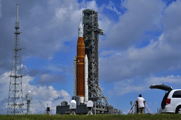 ▲미국 플로리다주 케네디우주센터 발사대에 26일(현지시간) 아르테미스 1호 미션을 수행하기 위한 SLS 로켓이 세워져 있다. 케이프커내버럴/AP뉴시스
