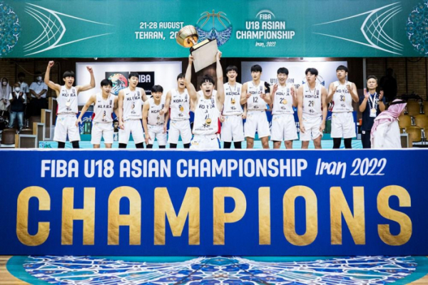 ▲우승 트로피를 들어 보이는 한국 선수단.(FIBA 인터넷 홈페이지 사진)