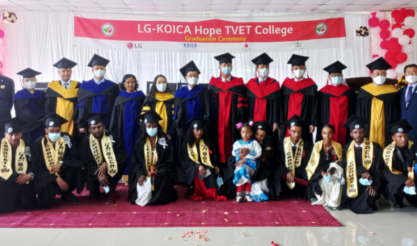 ▲27일(현지시간) 에티오피아 수도 아디스아바바에서 열린 ‘제6회 LG-KOICA 희망직업훈련학교 졸업식’에 참석한 주요인사들이 졸업생들을 축하하고 있다. (사진제공=LG전자)
