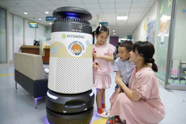 ▲29일 현대로보틱스의 방역로봇이 서울아산병원 신관 1층 어린이병원에서 운영되고 있다. (사진제공=현대중공업중그룹)