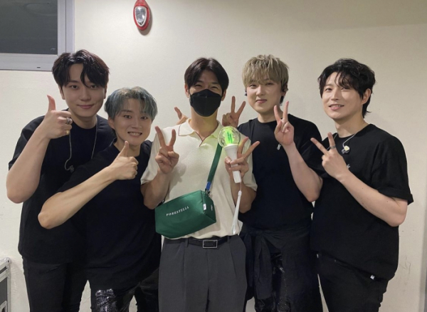 (사진 = 손호영 SNS 제공)