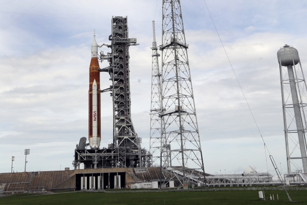 ▲미국 플로리다주 케네디우주센터 발사대에 29일(현지시간) 아르테미스 1호 미션을 수행하기 위한 SLS 로켓이 세워져 있다. 케이프커내버럴/AP뉴시스

