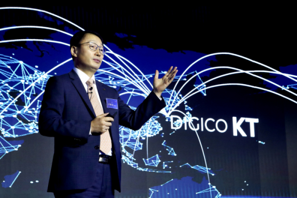 ▲구현모 KT 대표가 '더 나은 디지털 세상을 만들어가는 DIGICO KT'를 주제로 발표하고 있다.  (사진제공=KT)